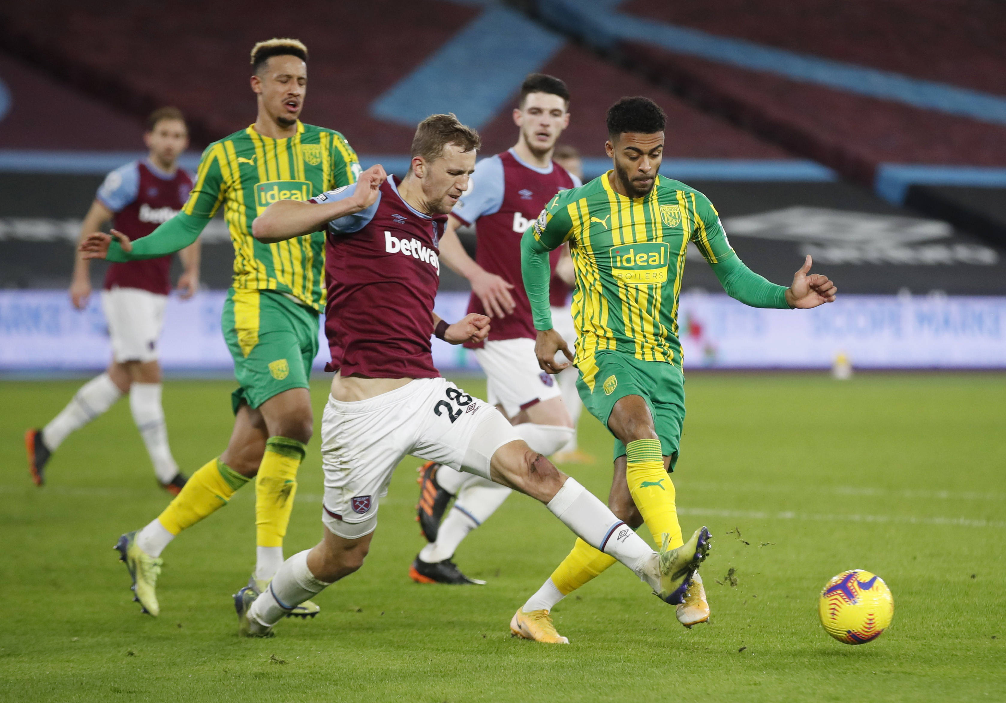 还在贴贴，曼联和热刺在欧联决赛前仍分列英超第16和第17.