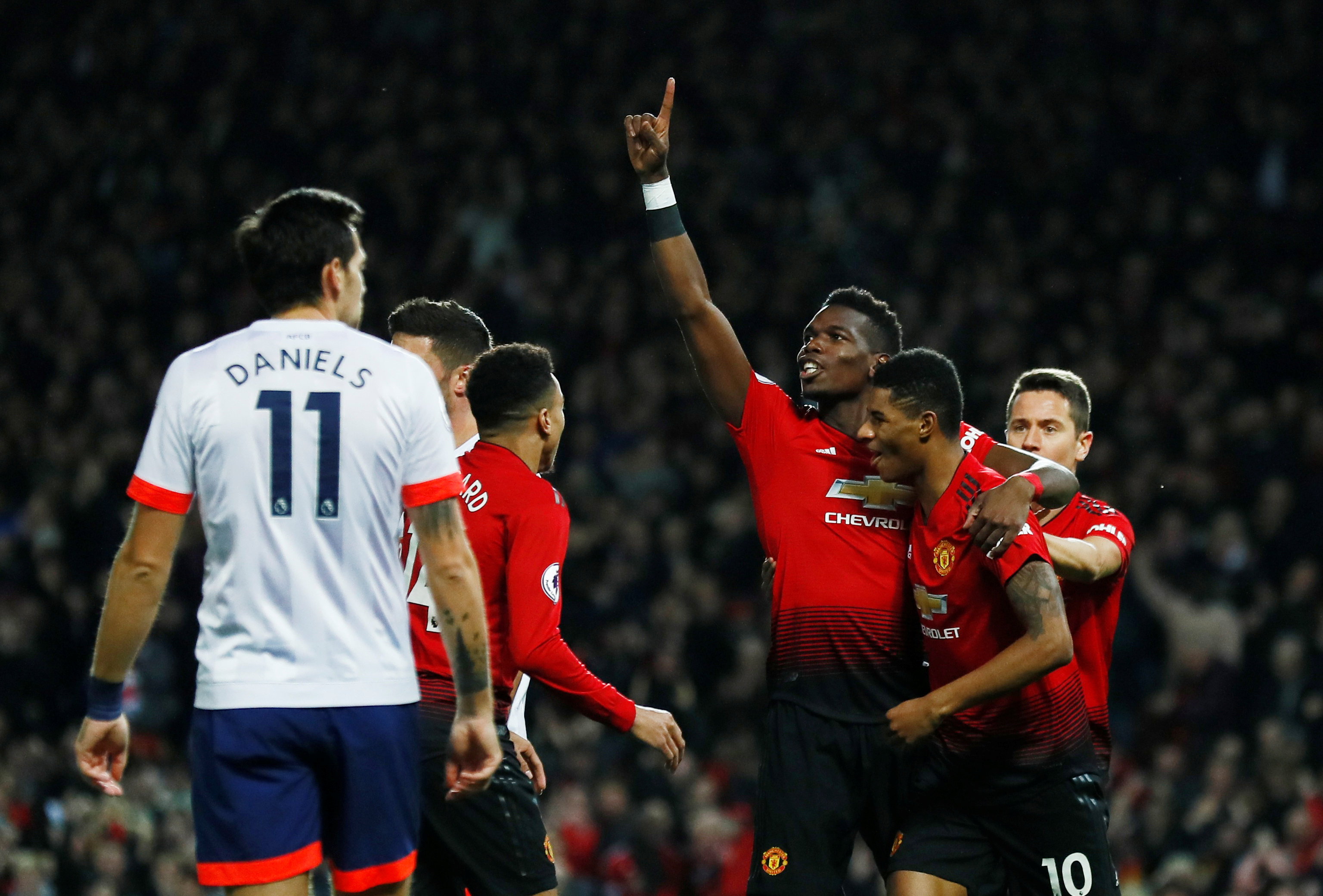 泰晤士：托马斯律师将要求有条件保释，以便球员能在黄潜继续踢球.